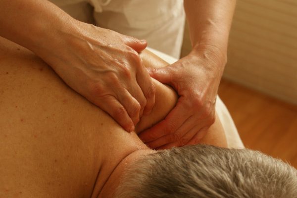 massage-shoulder-389716_1920-600x400
